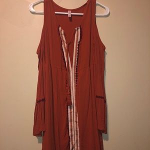 Knee length dress with shoulder-less sleeves